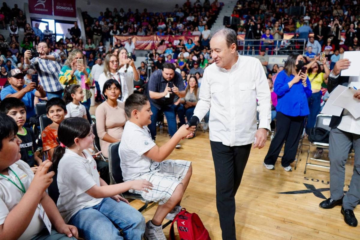 Entrega Gobernador más de 4 mil becas a estudiantes de primaria