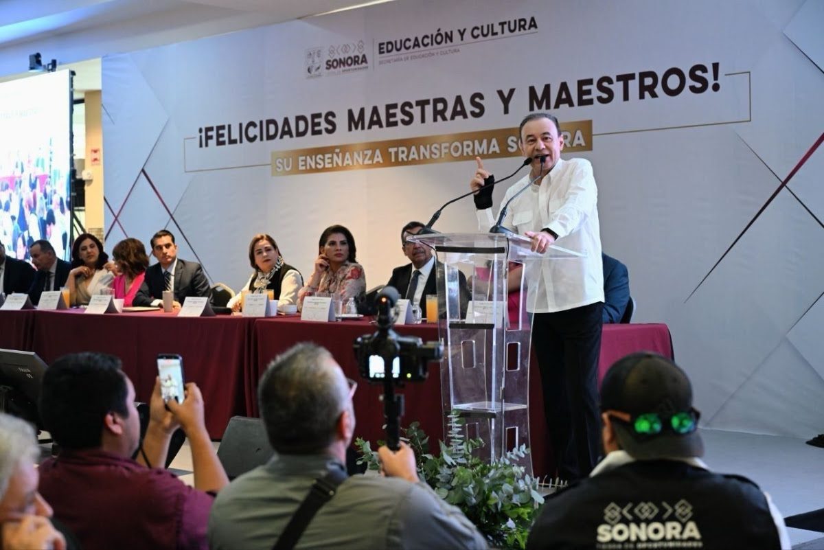 Reconoce Gobernador Durazo vocación transformadora de maestras y maestros en su día
