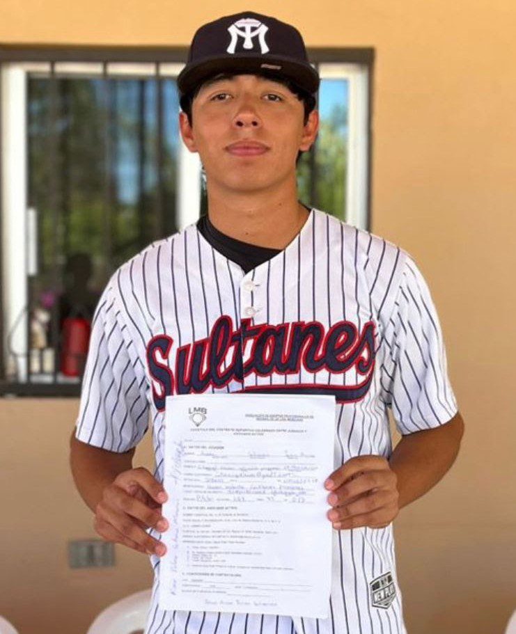 Firma alumno de Cobach Sonora con Sultanes de Monterrey