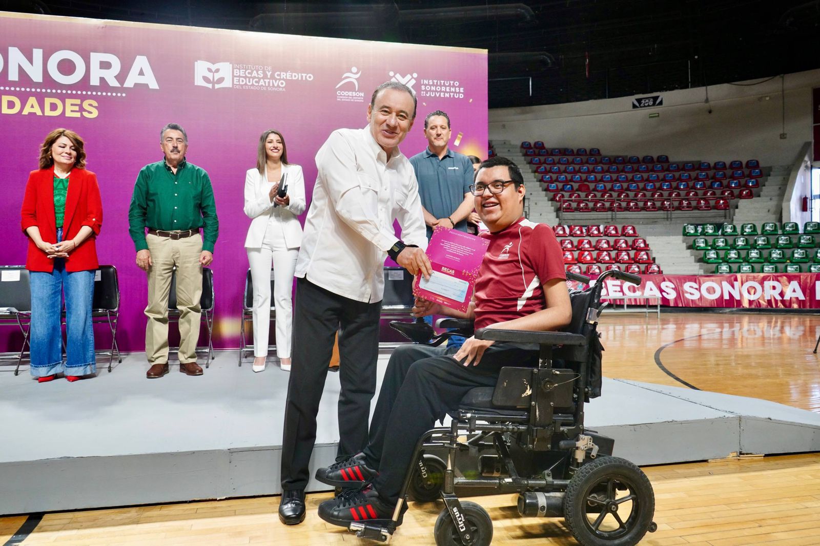 Beca Gobernador Durazo a más de 600 atletas sonorenses