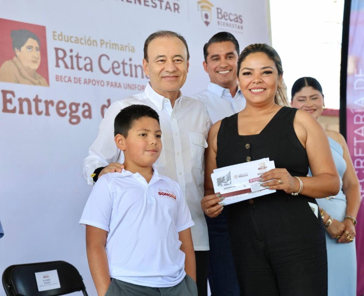 Entrega Gobernador becas Rita Cetina para alumnos de primarias públicas