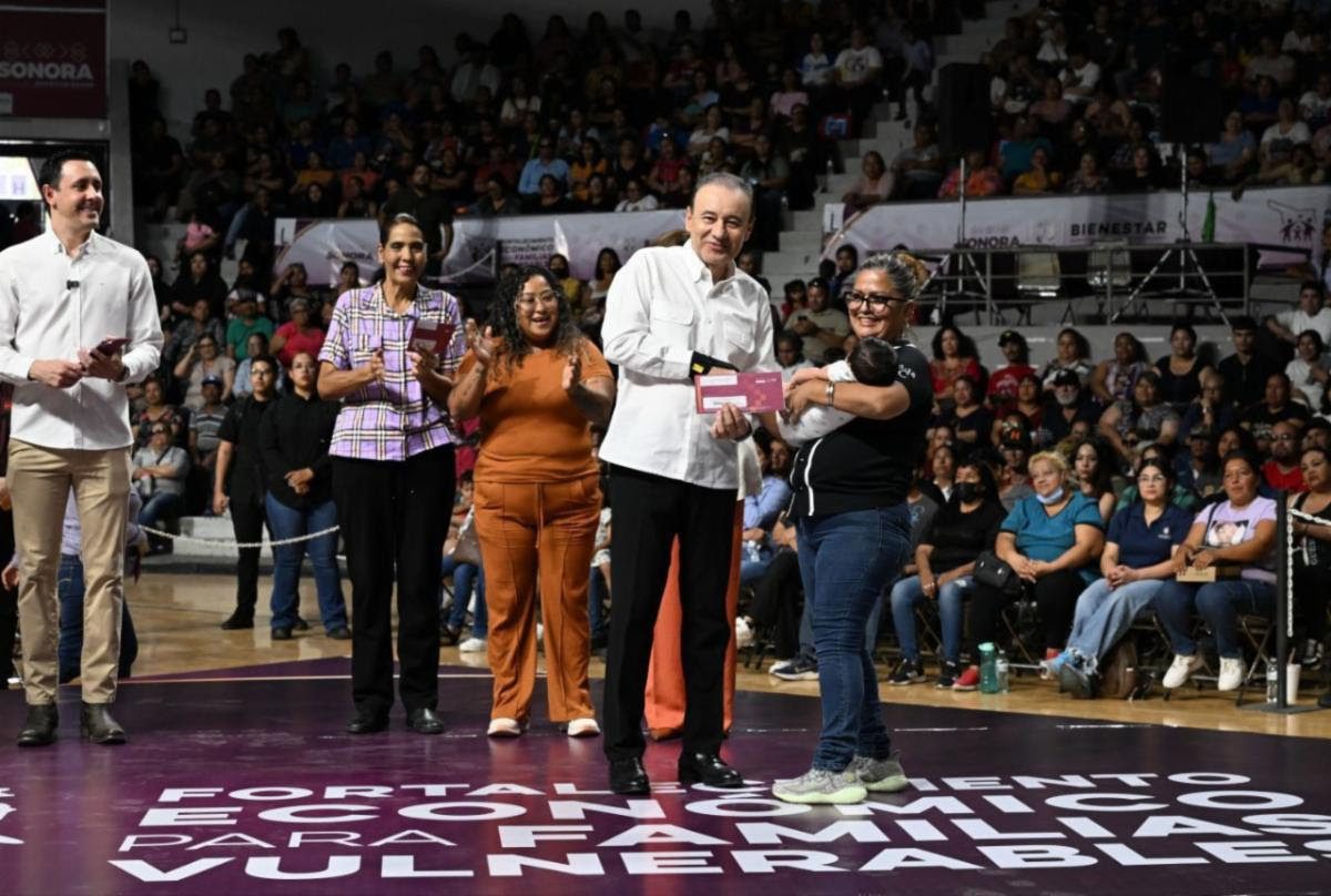 Fortalece Gobernador Durazo economía de 16 mil familias con tarjetas del Bienestar