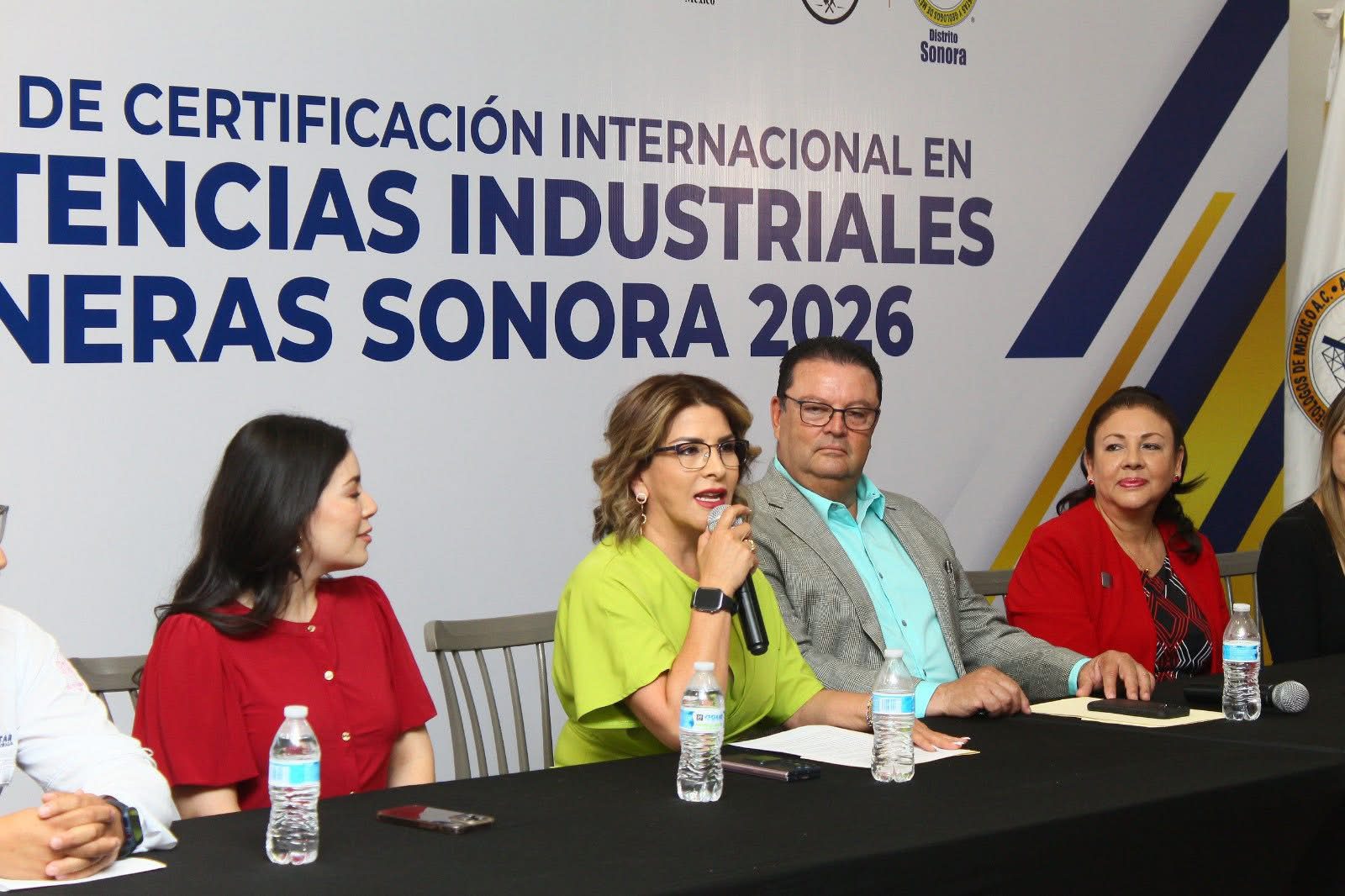 Participa Esmeralda González en entrega de constancias a mineros