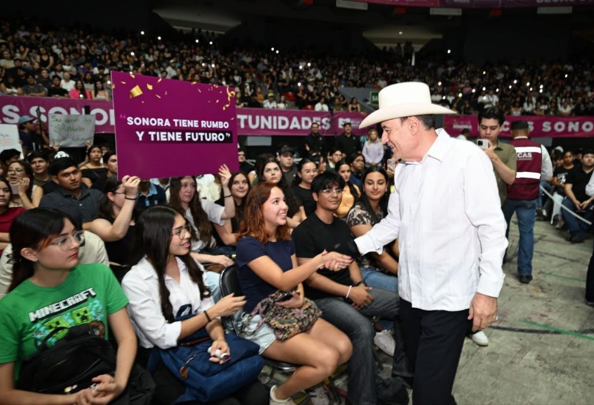 Respalda Gobernador futuro de jóvenes; entrega más de 18 mil becas en Hermosillo